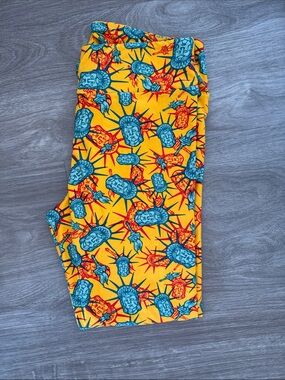 LuLaRoe Yellow Leggings with Blue & Red Statue Print